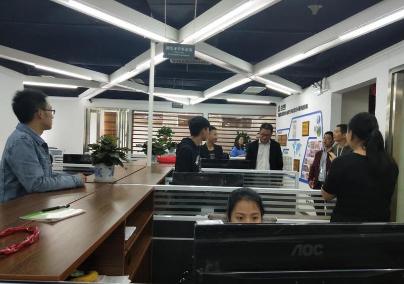 02 罗光杰了解beat365官网往届毕业生与实习生工作情况.jpg