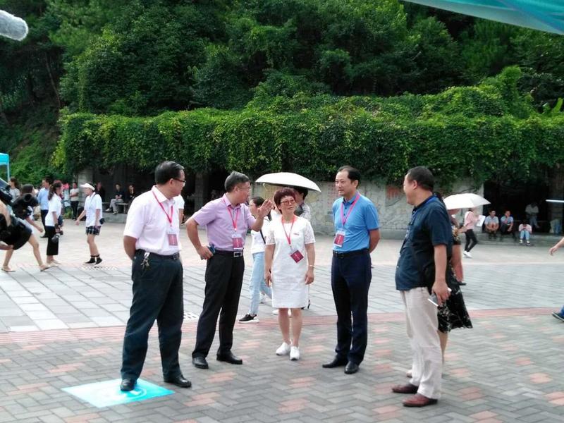 1 校领导一行亲临beat365在线唯一官网登录迎新现场指导工作.jpg